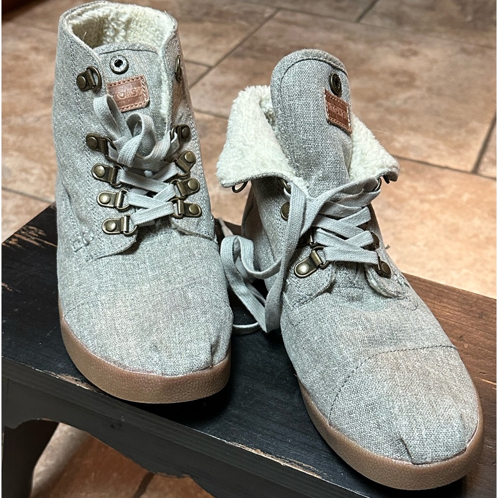 Gray Toms with foldable faux shearling liner.